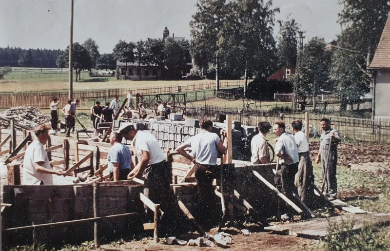 Farbfoto: Helfer mauern die Wände des Depots