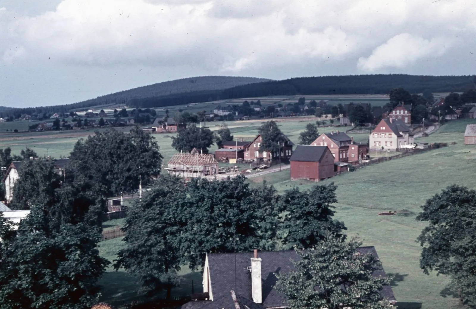 Blick vom Schuldach 1960: das Depot im Bau mit offenem Dachstuhl